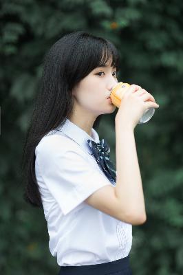 闺蜜老公把我压在怀里